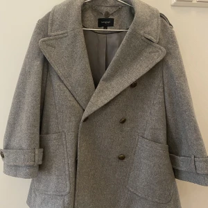 Trekvartsärmad kappa - Så fin trekvartsärmad kappa i nyskick. Bra kvalitet och perfa till hösten😽🫶🏻🙌🏻 