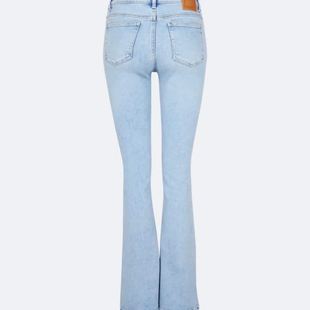Jätte snygga lågmidjade jeans. Passar någon som är ca 160 lång. Bra skick. Orginalpris 600 💞💞Kan tänka mig att sänka till 250. Jeans & Byxor.