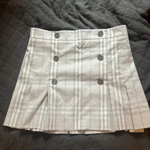 Burberry kjol, storlek ITA 40 och oanvänd. Meddela gärna för mer bilder/videos