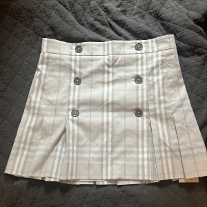 Burberry kjol - Burberry kjol, storlek ITA 40 och oanvänd. Meddela gärna för mer bilder/videos