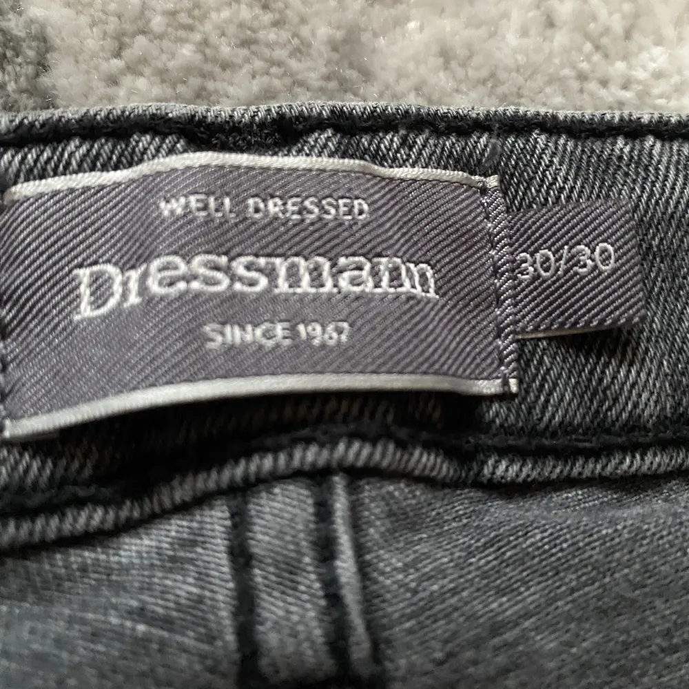Här säljs några dressman jeans, har används väldigt få gånger, skick 9/10 anledning till salu: Små. Jeans & Byxor.
