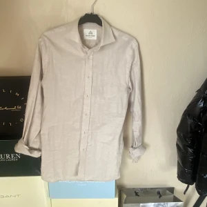 Linneskjorta - Snygg linneskjorta i 10/10 skick använd en gång. Nypris 1300kr