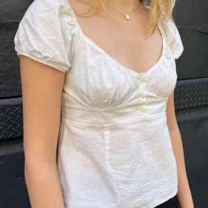 Blair top från brandy melville - Säljer min fina blair top från brandy melville som är helt oanvänd då den är för liten. Svår att få tag på!! I nyskick.