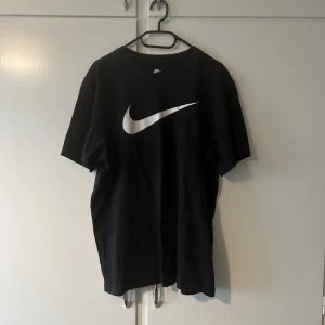Nike T-shirt  - Svart Nike t-shirt i bra skick men använd.  Stl L 