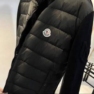 Oanvänd moncler cardigan,väldigt lätt att bära på skön och deklart väldigt nice utseende