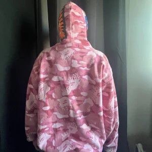 Bape zip up hoodie  - Jätte fin men inte min stil längre tyvärr, strlk L men passar som S. Äkta, har andvöntd 3-5 ggr inga tecken p andvöning och ser väldigt ny ut