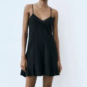 Säljer denna söta svart klänningen i ”linnen blend”💓 endast använd 3 gånger 💓 köp gärna via köp nu☺️