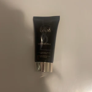 Glittrig handkräm - Det är en glittrande handkräm med märket black opium. Nästan helt ny och oanvänd 💙🤍💙🤍