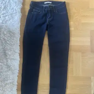 Säljer mina Levi’s i modell 711 skinny. Jeansen är endast använda 1 gång och är i storlek 25. Det är ett litet hål på baksidan från prislappen (se bild) 