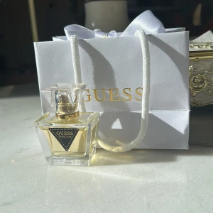 Guess Seductive  - Köpt från London i Guess butiken. Använd två gånger 30ml🤍 Otroligt sexig doft!! Noter: vanilj, svarta vinbär och cashmirträ