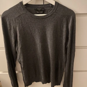 Kashmir tröja - Mörkgrå kashmir tröja från Mango. Väldigt bra skick. Nypris ca 1200, mitt pris 425kr. 