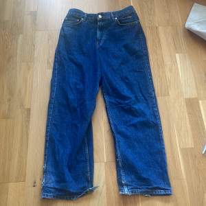 Ett par relativt slitna jeans från sweet skbts i storlek XS