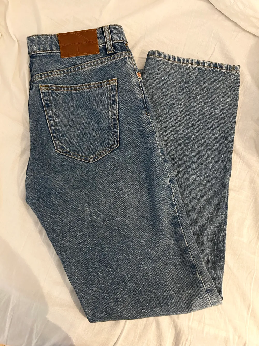Mycket sparsamt använda Zara jeans i modellen ’Mid Waist Straight’ storlekar 36. Säljes då de inte kommer till användning. Ev frakt betalas av köpare. Fler bilder kan fås vid intresse.. Jeans & Byxor.
