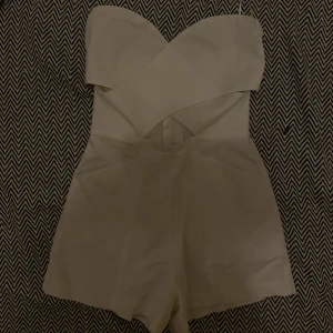 Vit Jumper  - Säljer en helt oanvänd jumper från H&M.  Dragkedja bak vid ryggen & helt fläckfri! 😊