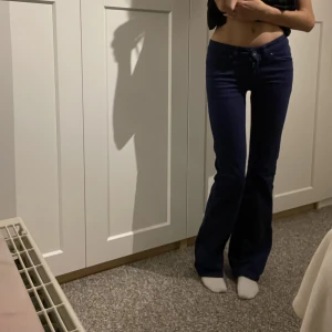 Lågmidgade flared jeans - !pris kan diskuteras!Marinblåa Lågmidgade flared jeans💙 Nästan aldrig  använda då jag inte gillar färgen på mig men dom sitter super fint! Materialet är mjukare än jeans. 75% polyester Passar mig med långa ben (är 170) 