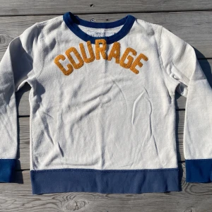 Collegetröja  - Splirrans ny collegetröja med cool patch mitt fram. Gap håller hög kvalitet, så den tål att bli en favorit. 
