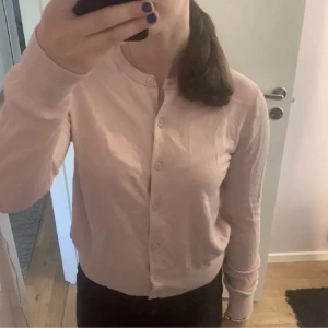 Galet snygg rosa kofta - Säljer den här skitsnygga koftan i en vacker rosa färg! Jättesöt kofta och passar till allt! Säljer för 89 + köpare står för frakt❣️