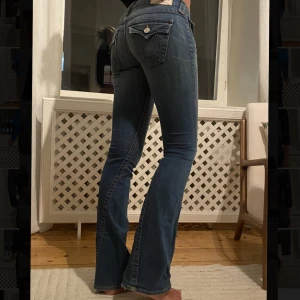 True Religion - jeans - Snygga True Religion-jeans. Storlek 24, är 178 cm lång. Modell ”Joey”.