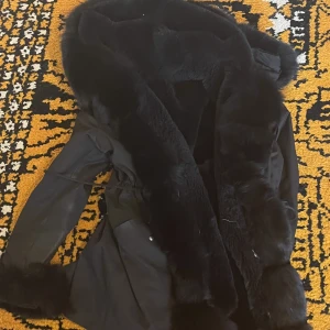 Pälsjacka - Trendig pälsjacka. Köpt slutet utav 2022. Säljer för att den inte passar mig längre. Går att av av pälsen, Perfekt för vintern