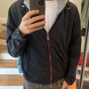 Moncler windbreaker - Säljer nu min moncler windbreaker pga att jag har tröttnat på den. Den är i storlek 2. Har du några frågor är det bara att skriva!