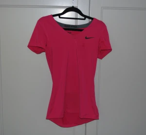 TräningsTshirt - Träningstopp från Nike i storlek S. Stretchig och skön. Använt men i gott skick! 
