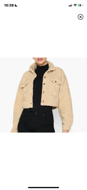 Teddy jacka - Begi Teddy jacka från Nelly i mycket fint skick, finns inte längre kvar på hemsidan. Ordinarie pris 329kr. 