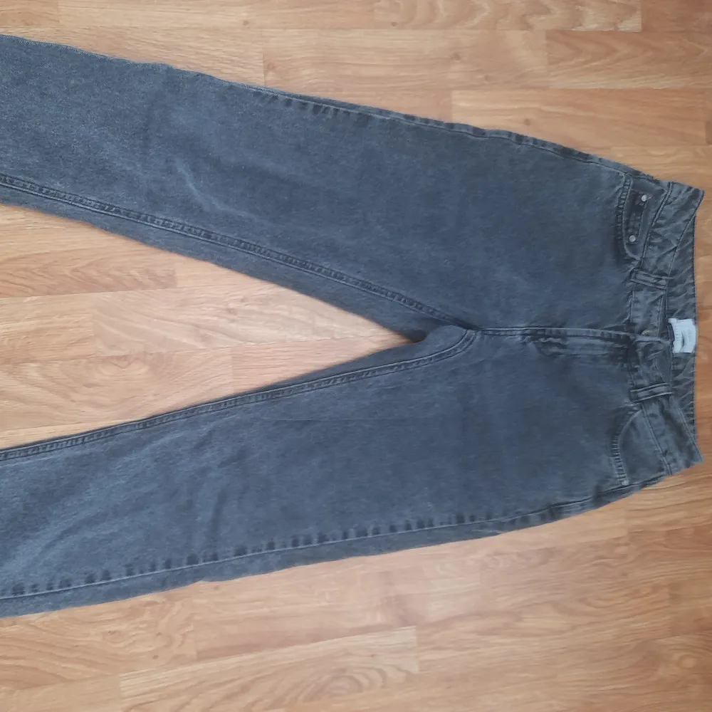 Hej, säljer ett par gråa grunt jeans . Jeans & Byxor.