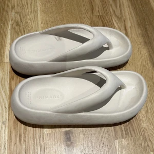 Strandskor/sandaler - PRIMARK - Ett par strandskor från Primark i London. Den har en bra material då fläckarna går bort enkelt med en våtservett. Köpt för 120kr, använd ett par gånger. Säljer för 79kr. Priset kan diskuteras!🌟