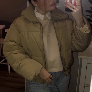 Vinterjacka - Superfin beige vinterjacka från bershka. 699kr nypris. Storlek xs men passar även s. Inga defekter då den knappt är använd. 