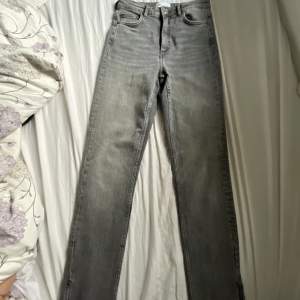 Säljer dessa gråa Zara jeans med slits  som aldrig blev använda då jag köpte fel storlek orginal pris 499 FRAKT INKLUDERAD!!