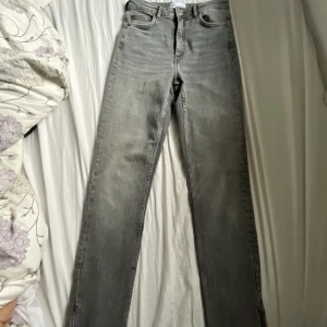 Zara jeans  - Säljer dessa gråa Zara jeans med slits  som aldrig blev använda då jag köpte fel storlek orginal pris 499 FRAKT INKLUDERAD!!
