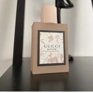 Gucci bloom parfym i nästan nyskick, köptes i december 2022. Parfymen har en blommig doft. Parfymen köptes för 1 050kr, säljer för 300kr därav användning🤟🏼