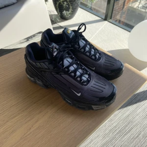 Nike Tn air - Sköna o snygga tns med reflex detaljer. Låda till skorna finns kvar!  en svart detaljlinje på skon har gått sönder det är därför jag säljer skorna. 