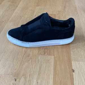 Axel Arigato - Tjena! Säljer dessa riktigt snygga Axel Arigato 360 Laceless i storlek 44 men passar 45. Skorna är i skick 7/10 använda ett tag. Hör av dig ifall du har någon fundering elr ifall du är intresserad av att köpa.