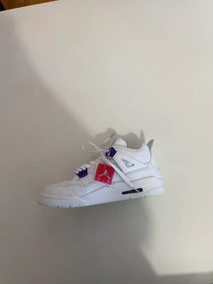 Jordans 4s  - Säljer nu mina jordan 4s metallic purple knappt använda. Har haft på mig dlm kanske 6 gånger men dom ör för små i storlek för mig. Vill mest bli av me dom just nu. Box och allt finns med. Som ni ser satt jag tillbaka min tag också 