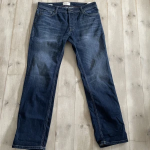 Jack&jones jeans - Säljer riktig sköna regulator fit jeans från Jack&jones. Fint skick utan några deffekter! Storlek 32/32. Hör av er om ni har fler frågor🙌🏻