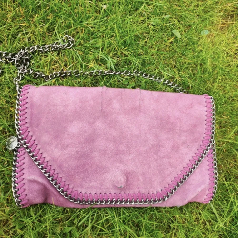 Säljer min super fina Stella väska som är i ett okej skick. Den är en rosa lilla färg som ni ser på bilden och matchar till många fina outfits!💓💓 Frakten står kunden för!    Säljer billigt då den inte kommer till användning och är i använt skick💗💗💗. Väskor.