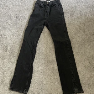 Jeans - Säljer då de är för små. Det är slitet nertill!
