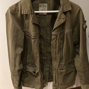 Jacka från pull & bear - Säljer min snygga gröna jacka från pull & bear