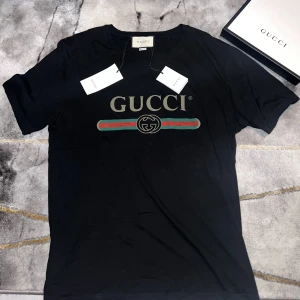 Gucci tröja - Säljer en äkta GG t-shirt storlek XL, fick den i present men gillade den inte så mycket så väljer att sälja den, har tyvärr inte kvitto på den. Vid frågor eller fler bilder är det bara att höra av er (pris kan diskuteras vid snabb och smidig affär)