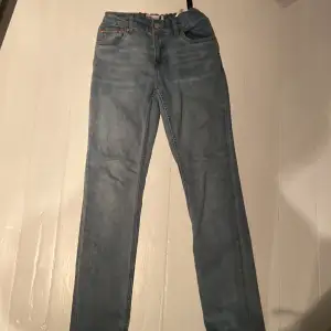 Fina Levis jeans i storlek 164cm