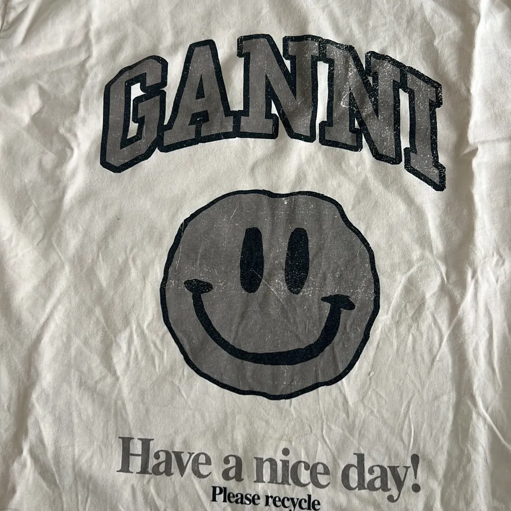 Super fin Ganni T shirt i färgen beige. Använd fåtal gånger. Super fin tröja till skolan. Tröjan är i storlek M och sitter super fint på alla. . T-shirts.