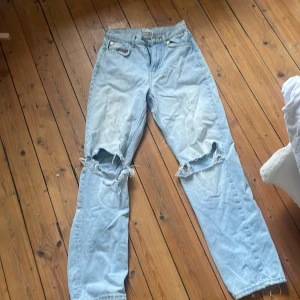 Jeans  - Nyskick men änvända ganska många gånger. Dessa jeansen älskade jag men har växt ur dom och har inte samma stil längre.