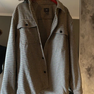 Sjkorta  - Skjorta från H&M som ny.  Ny pris 500kr 
