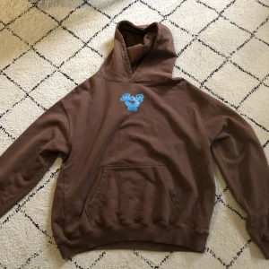 Brand of roses sample hoodie - Sample hoodie från brand of roses. Nypris runt 1000 kr. Den är heavyweight och är av mycket hög kvalitet. Hoodien är M men sitter som L. Vid fler frågor kom dm