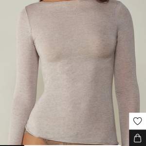 Säljer min beiga intimissimi tröja då den inte kommer till använding🩷 Endast andvänd två gånger🩷 Storlek M men passar S också! Nypris på zalando: 569:-