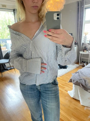 Skjortan - Säljer denna randiga skjortan från Gina tricot, väldigt bekväm så går att använda både som Pyamas eller till vardags. Otroligt snygg passar nästan alla storlekar. Köpt för 500