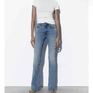 Zara jeans - Säljer dessa fina jeans från zara då dom är lite för små för mig. Helt oanvända med prislapp kvar. Rökfritt och djurfritt hem. Lånad bild men går även att få fler bilder på byxorna i dm. 