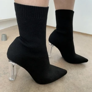 Klackar  - Klackar som sätts på som strumpor. Jätte sköna. Använt en gång. Klacken är 8 cm lång ungefär 