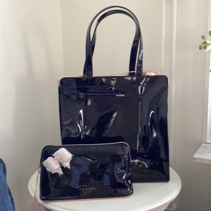 Ted baker set Tote och sminkväska  - Helt nya aldrig använt .. lack svart ..  är bara så att jag har shoppat friskt..  
